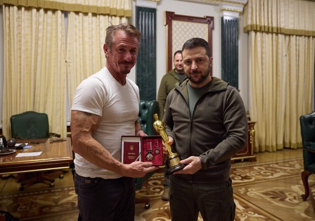 Шон Пенн знов приїхав в Київ та передав Зеленському "Оскар" 