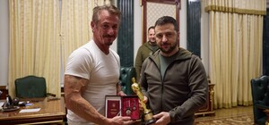 Шон Пенн снова приехал в Киев и передал Зеленскому 