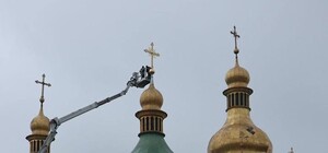 На купол Софийского собора установили новый крест: фото
