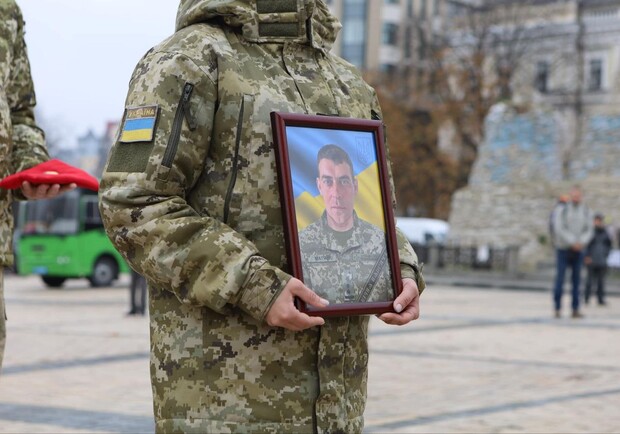 Лише через 6 місяців після смерті у Києві змогли попрощатися з бійцем, загиблим на "Азовсталі". 