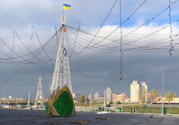В Киеве уже начали установку первой новогодней елки. 