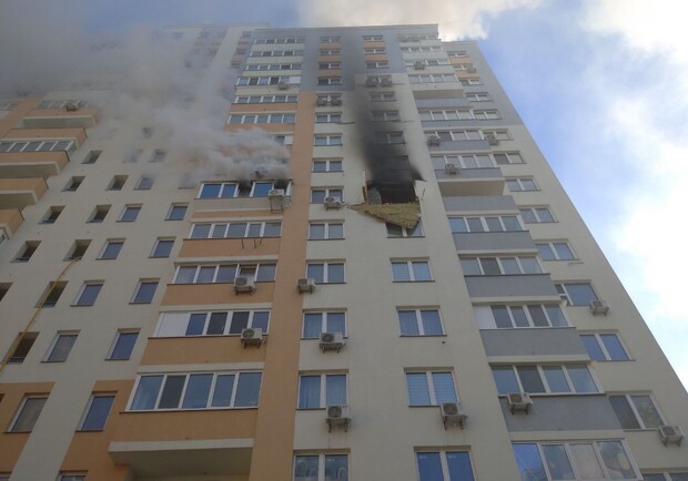 У Подільському районі загорілася квартира, ймовірно, через вибух акумулятора. 