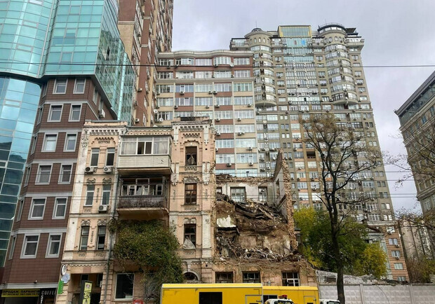 Российский дрон уничтожил в центре Киева историческое здание XIX века. 