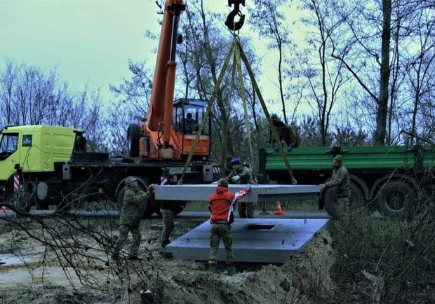 На рубежах оборони Київської області нарощують фортифікаційні обладнання. 