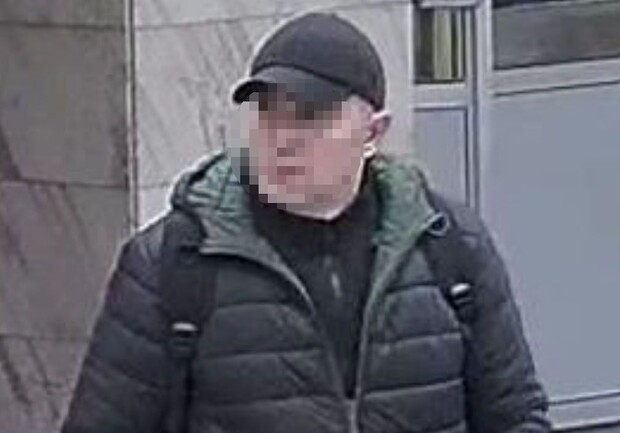 В Киеве мужчина напал на женщину, ограбил ее и угрожал убить детей. 