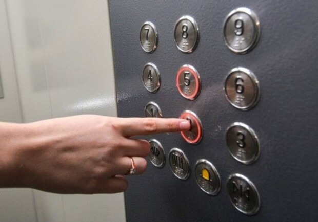 В Киеве у беременной женщины начались роды в заблокированном лифте. 