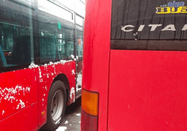Отримані з Німеччини автобуси для міського транспорту Києва місяцями простоюють в автопарку. 