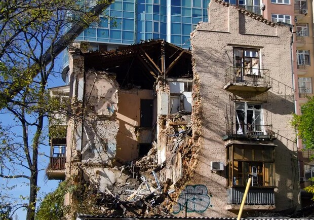 Мешканцям зруйнованого будинку на Жилянській пропонують переїхати на Лівий берег. 