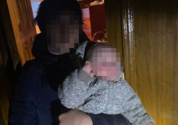 У Києві після звернення сусідів до поліції з родини вилучили малюка 