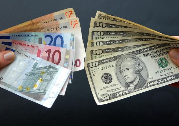 Курс валют в Україні 11 грудня 2022 року: скільки коштує долар і євро 