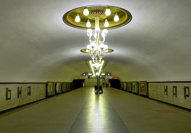 У Києві на станції метро "Харківська" помер чоловік. 