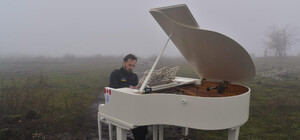 У бронежилеті серед руйнувань: в Ізюмі виступив відомий піаніст Даріус Мажинтас