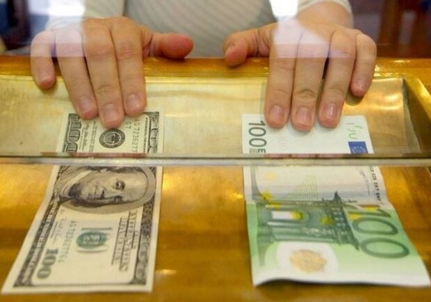 Курс валют в Україні 18 грудня 2022 року: скільки коштує долар і євро. 