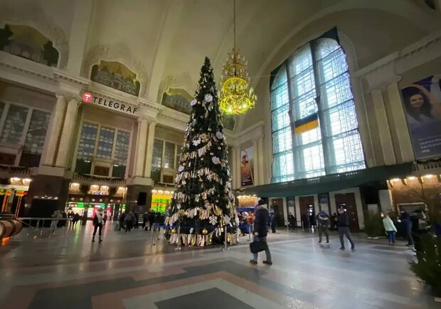В Киеве на железнодорожном вокзале придумали необычный способ, как засветить елку. 