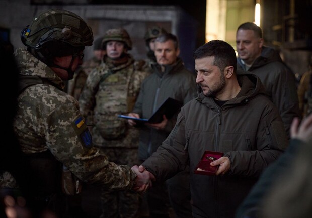 Владимир Зеленский посетил Бахмут и наградил украинских защитников. 