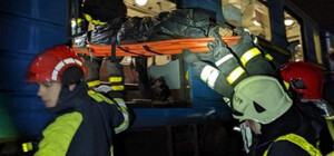 Мужчина в метро Киева оказался зажат между платформой и поездом, спасти его не удалось