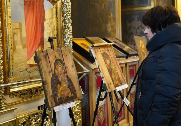 У Михайлівському соборі відкрилася виставка ікон, написаних на ящиках із боєприпасами. 