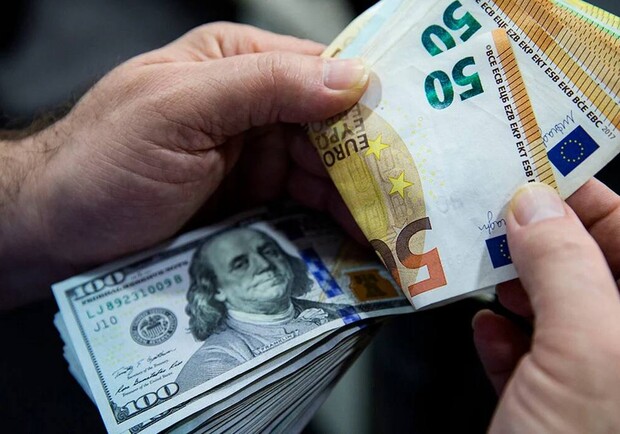 Курс валют в Україні 25 грудня 2022 року. 