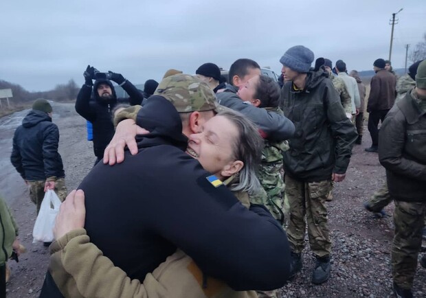 До України повернулися 140 військових, яких взяли у полон. 