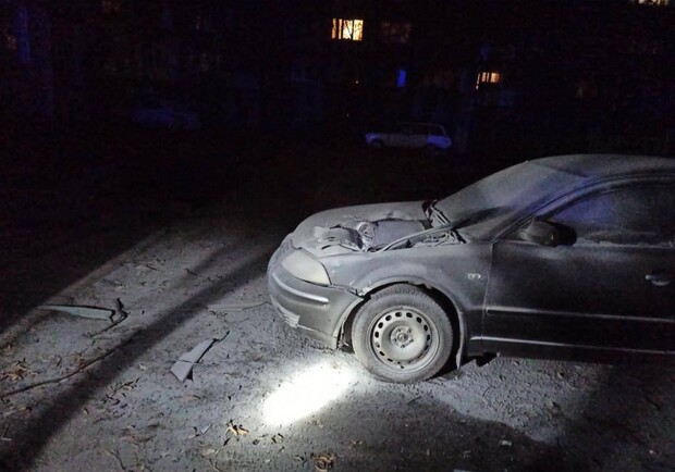 Пошкоджений автомобіль внаслідок нічної атаки. 