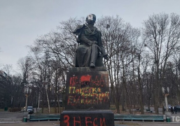 У Києві на голову Пушкіну на пам'ятнику вдягли целофановий пакет. 