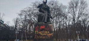 У Києві на голову Пушкіну на пам'ятнику вдягли целофановий пакет - фото