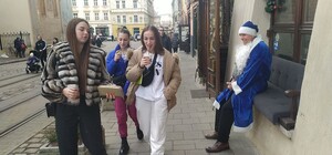 Як розважаються туристи у Львові на новорічні свята — фото та відео 