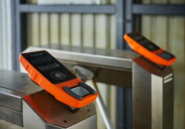 Оплачувати проїзд у міській електричці у Києві тепер можна карткою та смартфоном з NFC. 