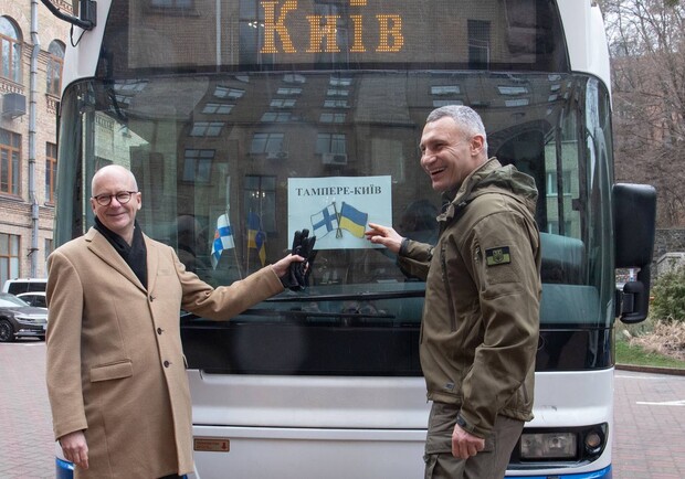 Київ отримав від фінського міста пасажирські автобуси та гуманітарну допомогу. 