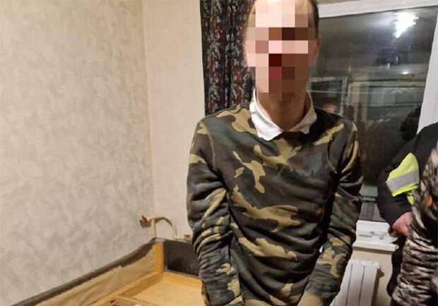 У Києві чоловік з ножем та газовим балончиком пограбував кредитну установу 