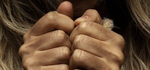 В Запорожской области людей пытали током и вставляли острые предметы под ногти