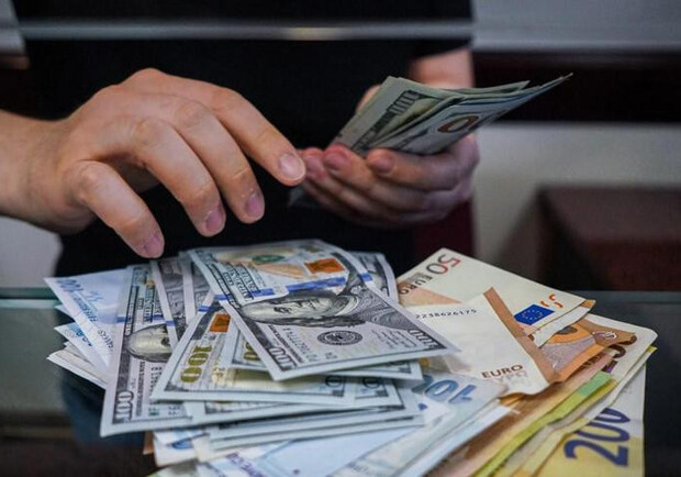 Курс валют в Україні 13 січня 2022 року: скільки коштує долар і євро. 