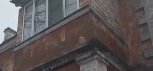 В Киеве установили генератор в квартире, а газ выпускают через отверстие в стене