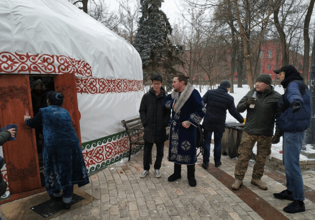 У центрі Києва з'явилася казахська "юрта незламності" - фото. 