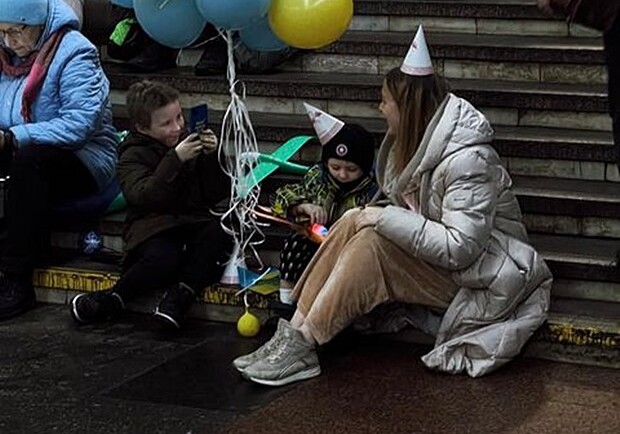 Жительница Киева устроила для сына праздник в метро во время обстрела РФ. 