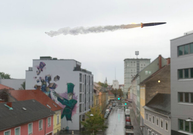 Украинская художница расклеила наклейки в виде ракеты на окнах заграничного транспорта. 