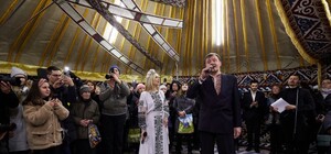 Символ дружби народів: у Харкові встановили казахстанську 