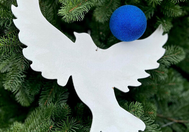 Голубів із новорічної ялинки у Києві розпродали для допомоги ЗСУ. 