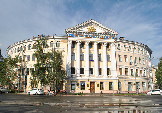 У Києво-Могилянській академії заборонили спілкуватися російською мовою. 