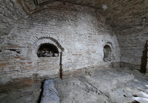 Рядом с Софийским собором раскопали подземные ходы - фото. 