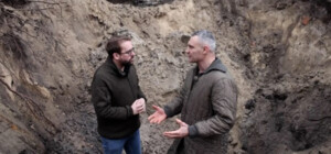 Кличко дал интервью из воронки кратера от российской ракеты