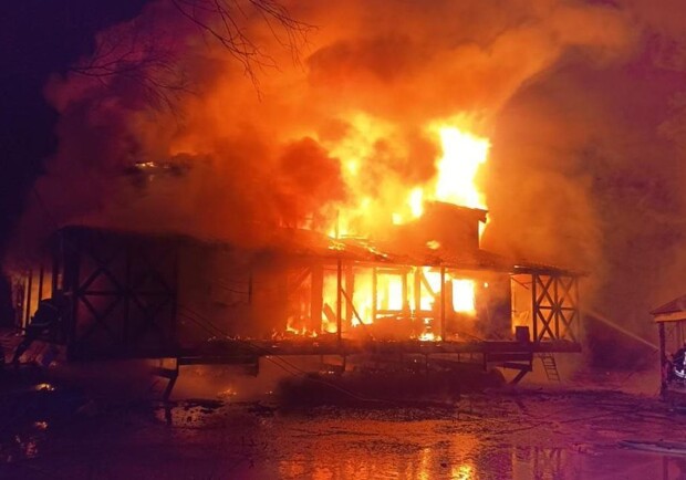 В киевском Гидропарке загорелся масштабный пожар. 