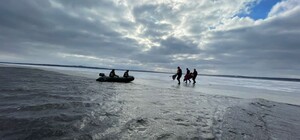 В Днепропетровской области спасли рыбаков, дрейфующих на льдинах