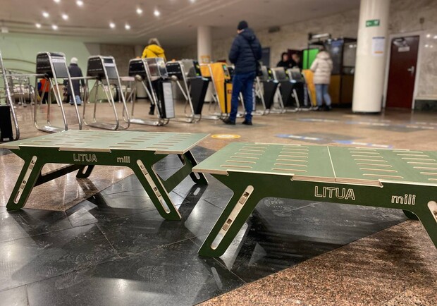У метро Києва під час тривоги наразі встановлюють модульні лави - фото. 