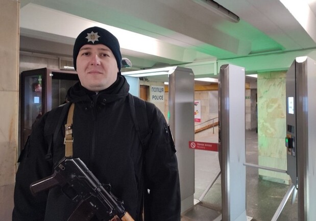 Біля метро "Васильківська" поліцейський врятував життя чоловіку дефібрилятором. 