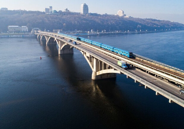 У метро Києва пояснили, чому потяги не їздять під час тривоги мостами. 
