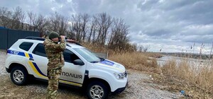 У Дніпрі чоловік плавав на крижині посеред річки (відео)