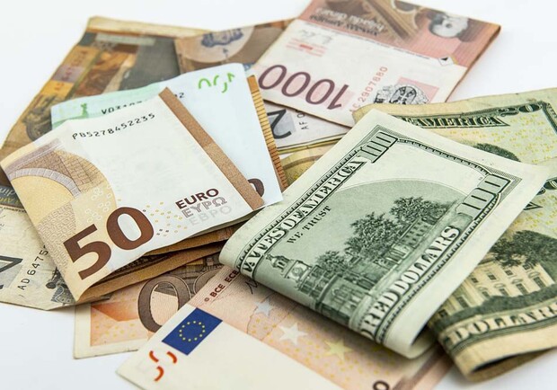 Курс валют в Україні 22 лютого 2023 року: скільки коштує долар і євро. 