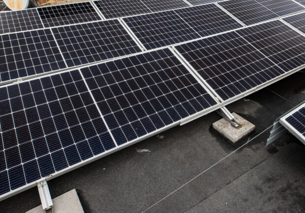 На даху багатоповерхівки встановили сонячні панелі. Фото: КМДА