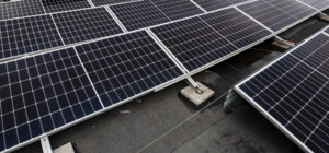 На даху київської багатоповерхівки з'явилася справжня сонячна електростанція